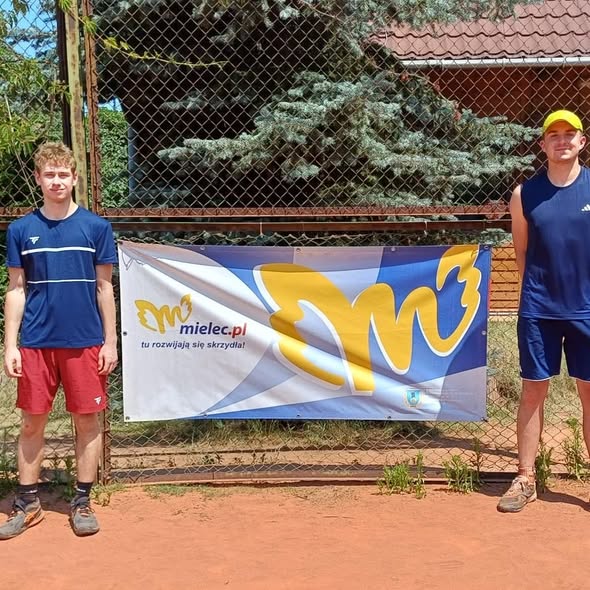 Zawodnicy przy banerze Mielec.pl